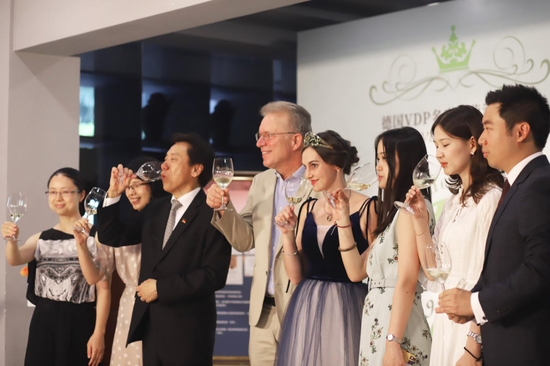 左起:欧盟商会莫静倩女士、德国商会吴小梅女士、天傲名家董事长邝庆泉先生、德国总领事馆总领事冯马丁先生、2018/2019年度德国葡萄酒公主Inga Storck女士、德国葡萄酒协会史李军女士、一起飞国际旅行社魏敏女士、天傲名家总监邝丰源先生 和来宾祝酒