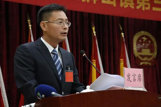 狮山镇镇长黄伟明作《狮山镇政府上半年经济运行情况报告》