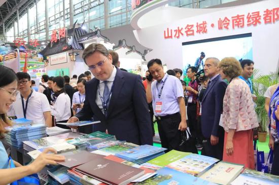 河源展区现场人头攒动,热闹非凡