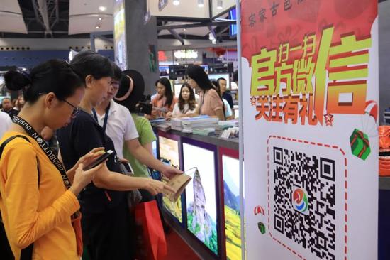 河源展区现场人头攒动,热闹非凡