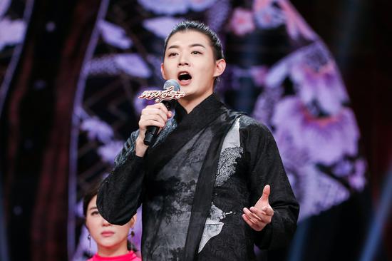 霍尊柔情演绎赫哲族人快乐劳动的《乌苏里船歌》