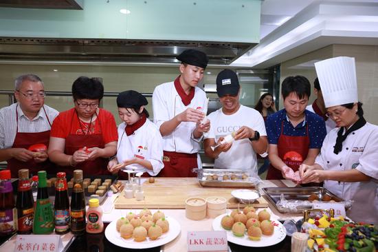 公众交流会上,李锦记希望厨师教网友制作月饼
