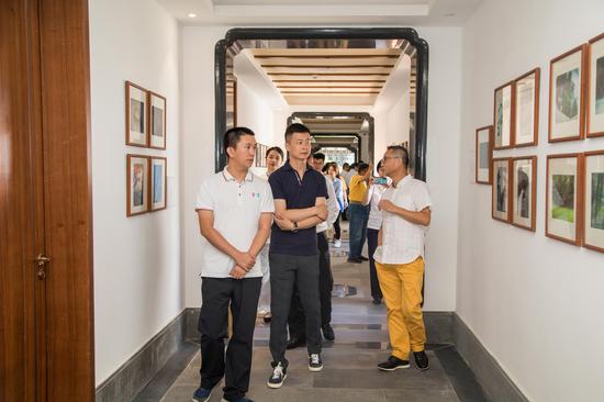 领导及来宾一同观展