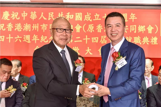 庄学山永远名誉会长颁发选任证书，沈振虎会长代表全体会董接领