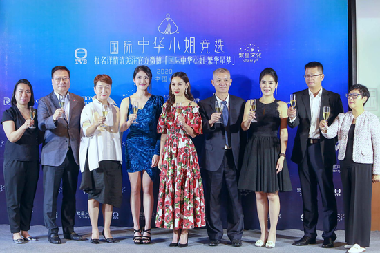 徐子珊、邓佩仪、主办方负责人陈李妮等共同进行祝酒仪式