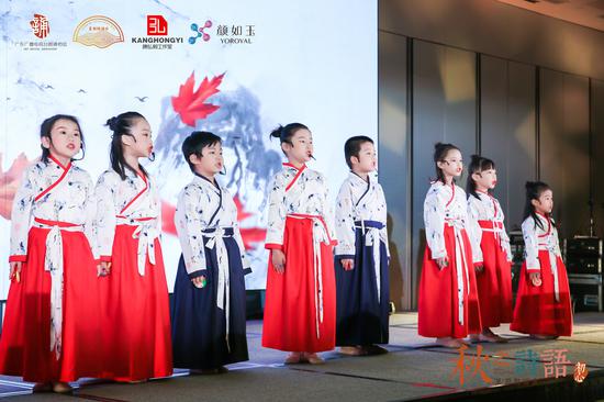 20位萌娃担大旗,传达美好愿望