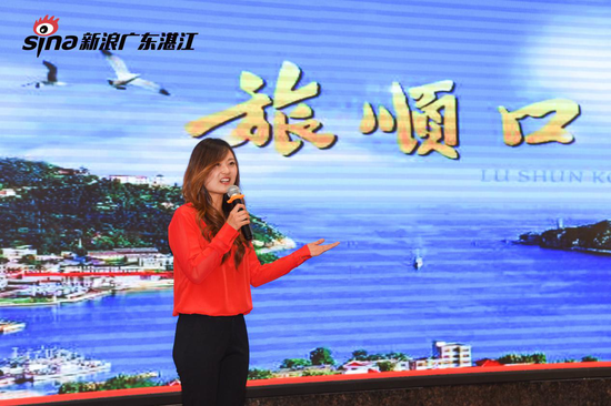(大连文旅推介团代表上台介绍)