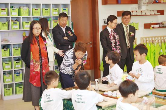 领导及嘉宾参观幼儿园美术室