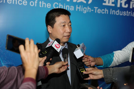 航天英雄、中国载人航天工程副总设计师、中国首飞航天员杨利伟接受采访。