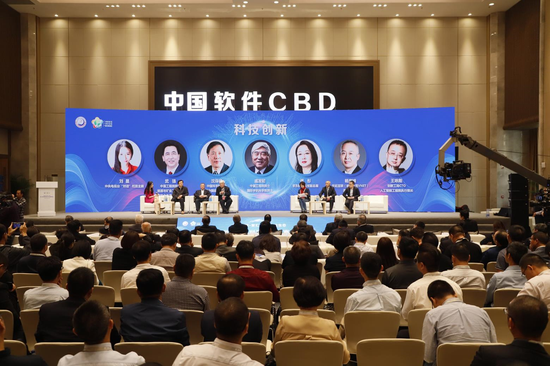 “科学家与企业家圆桌对话”在广州高新区精彩上演。肖昆华摄。