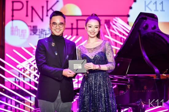 郑志刚先生为吉娜·爱丽丝及其先生郎朗送上量身定制的K11荣誉黑卡
