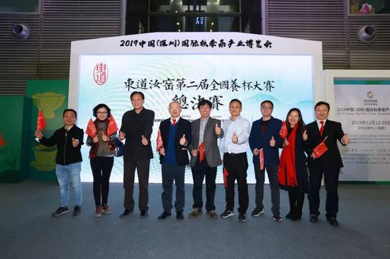 东道汝窑创始人徐结根先生与大赛专业评委团队合影
