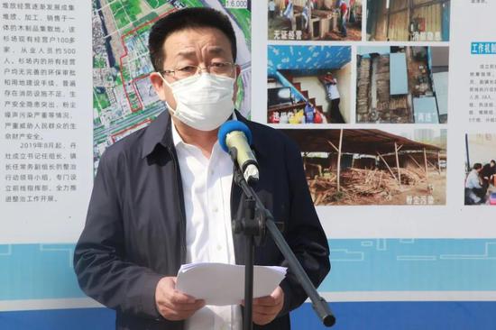 (区长顾耀辉对新一年的村级工业园升级改造工作提出工作要求。)