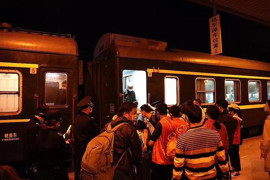 △东新派出所民警、辅警以及志愿者与旅客一同坐上廉江开往湛江的列车