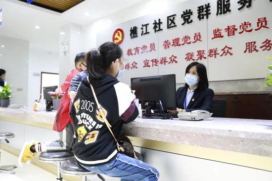 工作人员现场解答居民咨询。