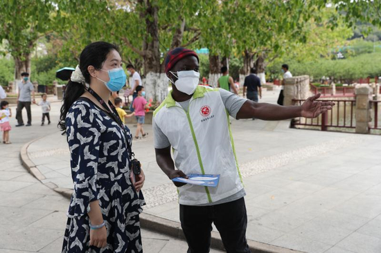 吕威廉为游客提供指引。&nbsp; &nbsp; 肖昆华摄