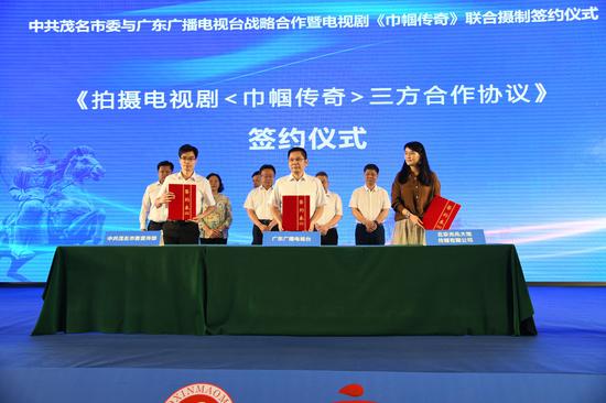 《拍摄电视剧巾帼传奇三方合作协议》签约仪式 李康华 摄