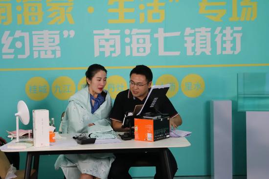 叶璇以西樵棉被作披肩感受舒适度