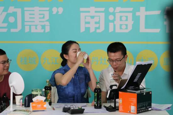 九江镇镇长张厚祥和叶璇共同品尝本土出品酱油