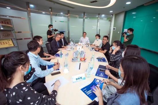 考察团一行就当前的电商热潮、私域流量,以及如何助力广州打造全国著名的直播电商之都等话题展开热烈讨论。