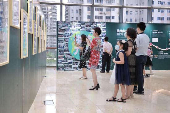 现场观众观展