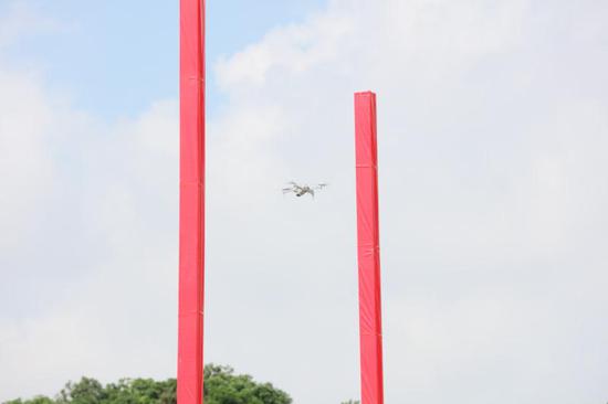 无人机在绕桩飞行。李建均 摄