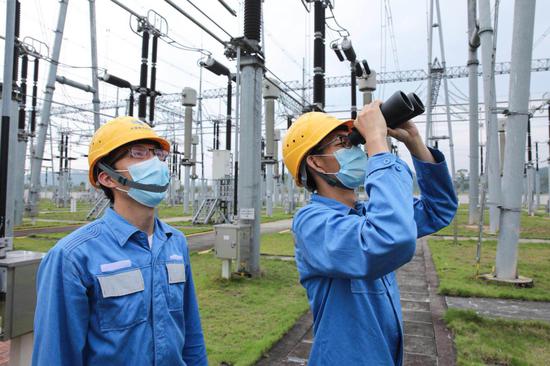6月13日，南方电网广东阳江供电局运维人员对电站设备进行巡视。（杨殿 摄）