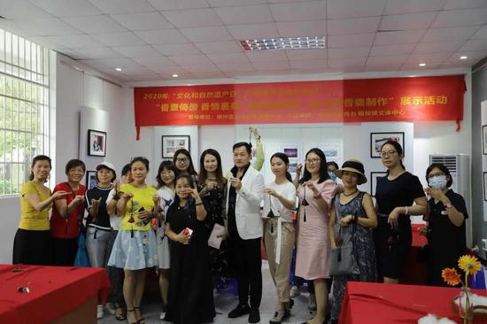 市民制作香云纱香囊感受非遗文化。榄核镇宣传办供图