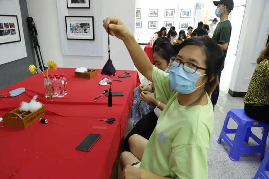 市民制作香云纱香囊感受非遗文化。榄核镇宣传办供图