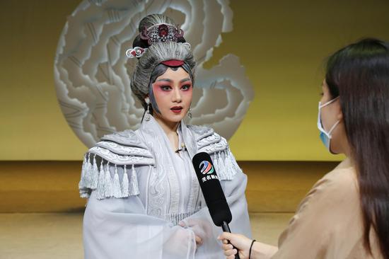 饰演冼英的曾小敏接受茂名广播电视台记者采访。