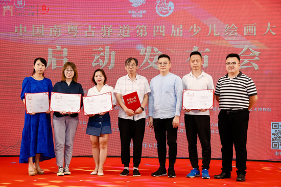 艺道游学专家总顾问陈卫和教授、艺道游学秘书长梁迪宇副教授与导师委员会代表合影