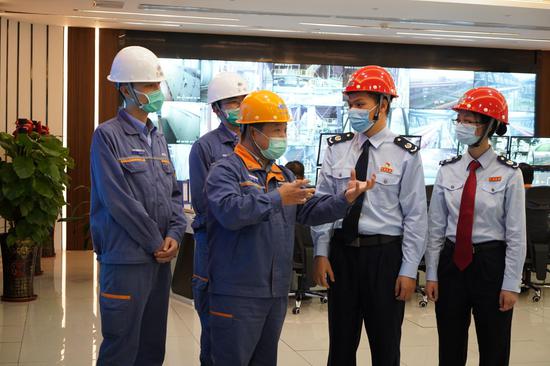 税务人员到湛江中冶环保运营有限公司开展政策宣传服务