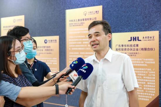 广东金融高新区管委会副主任、佛山市南海区副区长乔吉飞接受媒体采访
