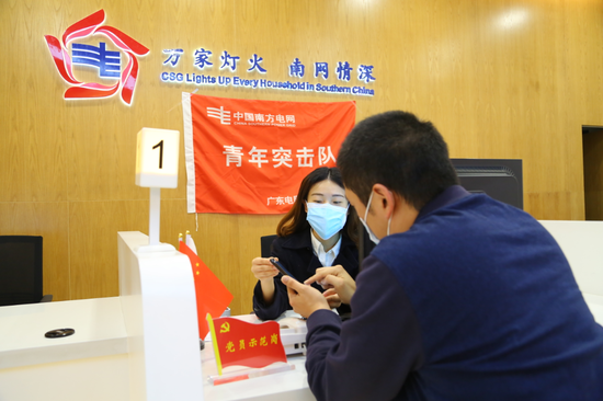 明珠湾落地项目客户向广州南沙供电局工作人员咨询综合用能业务（李文梓 摄）
