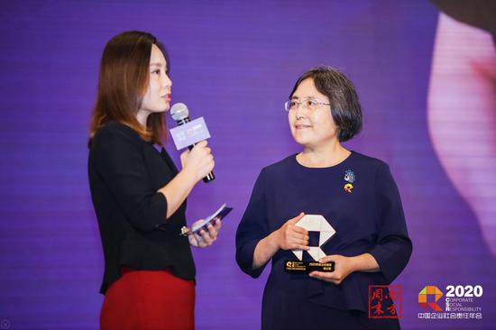钱小军(右)在现场接受采访