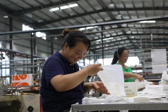 在都匀经济开发区匀上·石塑产业工业园项目厂房中,工人正在分装环保塑料袋。李剑锋 摄