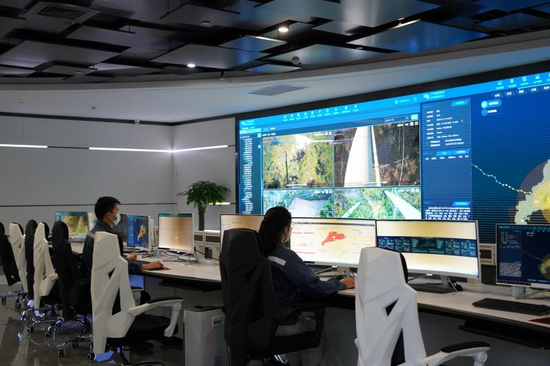 南方电网广东电网电力科学研究院工作人员操作“应急一张图”系统。丘映丹 摄