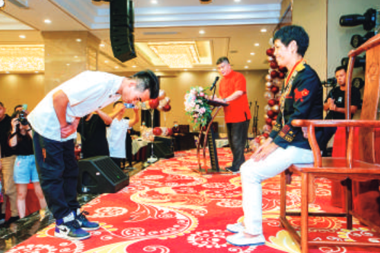 梁桂欢收徒仪式在伦教举行，图为徒弟向欢姐行礼拜师