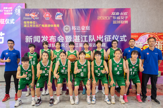 女篮队员及教练员进行合影