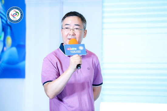 中国社会科学院城市与竞争力研究中心副主任、研究员刘彦平发表演讲