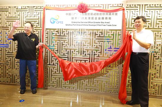 广西壮族自治区人民政府原副主席雷宇（左）、广西钦州市委书记许永锞（右）为湾企服务处揭牌