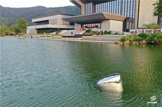 在樵山文化中心东翼广场展出的6件大型现代雕塑与2件水上雕塑