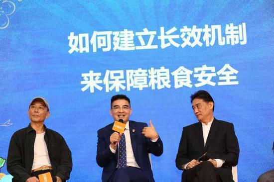 “光盘行动”的倡议者陈光标(中)出席节约粮食、共同责任论坛,探讨节约粮食的重要意义