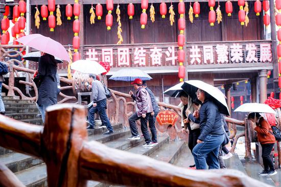 “助威团”在三都县高硐村