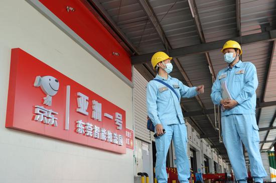 11月5日,南方电网广东东莞西北区供电局工作人员提前走进京东亚洲一号麻涌物流园做好用电检查,保障“双11”购物街物流链电力充足。