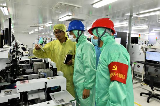 近日,南方电网广东惠州惠城供电局组织党员服务队主动上门了解企业生产用电情况,为实体企业加大产能提供充足的电力支持。