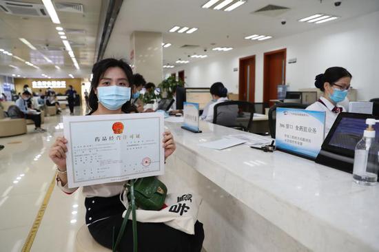 11月13日上午，广州市首张实行“告知承诺制”信用审批的药品经营许可证在黄埔区颁发。李建均摄