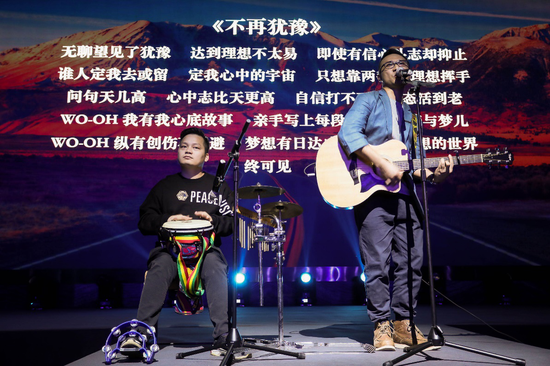杨纳分享了自己是如何通过音乐来超越自卑