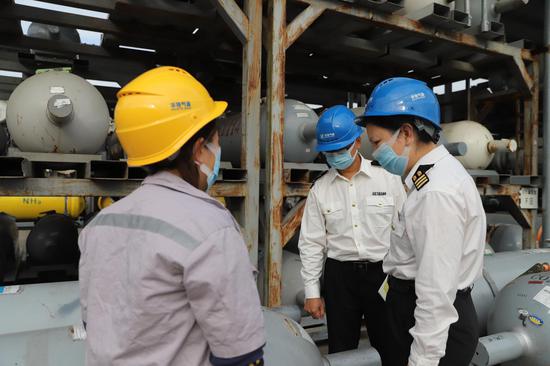 佛山海关驻南海办事处关员对出口特种气体实施现场查验