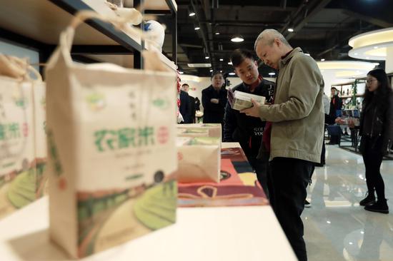 南沙区设立了黔货出山“黔货专区”,集中展示黔南州三县的农特产品和非遗文化作品。刘伟摄影 (资料图片)